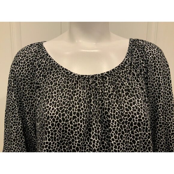 Michael Kors Black & White Geometric Patterned Short Sleeve Shirt,  Size 1X Plus - Picture 2 of 7